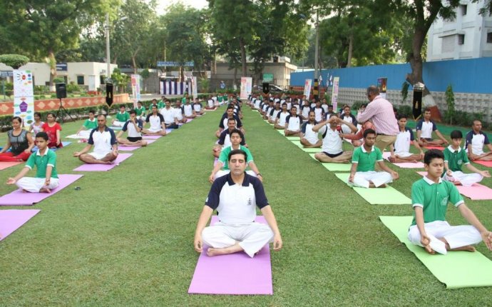 File:Admiral Robin Dhowan leading the Naval fraternity in