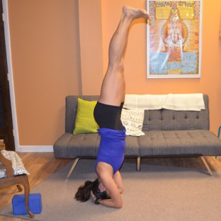 Yoga-Poses-to-Strengthen-Your-Quadratus-Lumborum-headstand